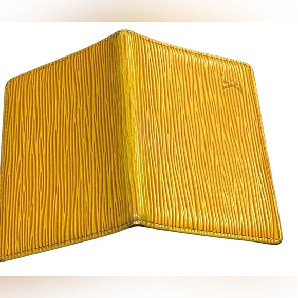 ‼️SOLD‼️Authentic Louis Vuitton Epi Card Holder - Picture 4 of 12